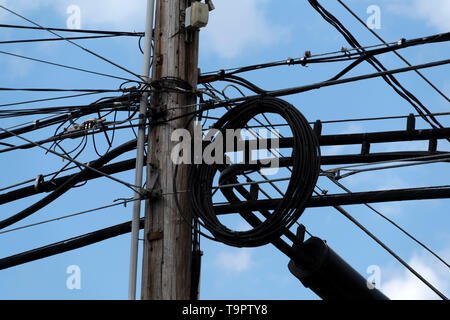 Molti cavi elettrici sulle vecchie case di maryland Foto Stock