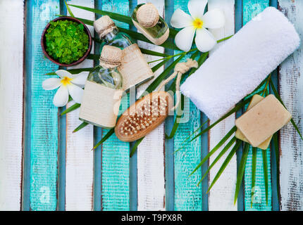 Centro termale e di benessere Massaggi impostazione. Ancora in vita con fiore. Copia dello spazio. Vista dall'alto. Foto Stock