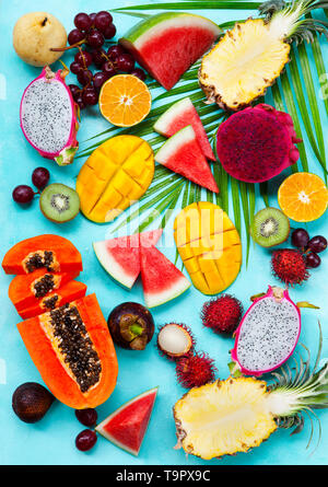 Assortimento di tropicale di frutti esotici. Sfondo blu. Vista dall'alto. Foto Stock