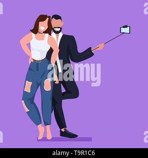 Giovane tenendo selfie foto sulla fotocamera dello smartphone uomo donna abbracciando insieme permanente maschio femmina i personaggi dei cartoni animati in posa piatto di lunghezza completa Illustrazione Vettoriale