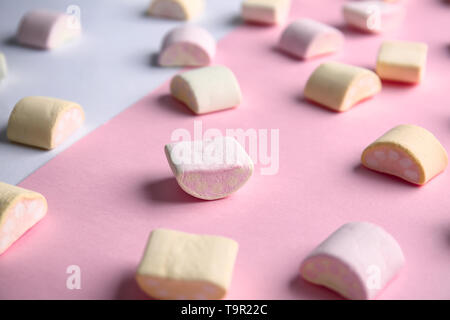 Sparse marshmallows sul colore di sfondo Foto Stock