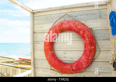 Vecchio usurato lifeline sulla parete della spiaggia spogliatoio, vintage design estate Foto Stock