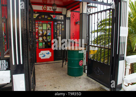 SOCHI, Russia, 20 aprile 2019 - Harats Pub Red della porta d'ingresso Foto Stock