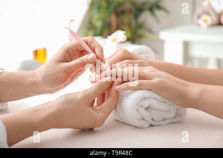 Giovane donna getting bella manicure in salone Foto Stock