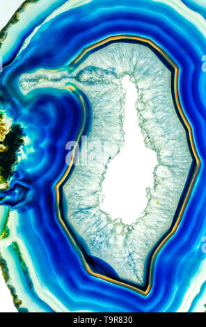Agata con pietra naturale modello di uccelli isolati su sfondo bianco Foto Stock