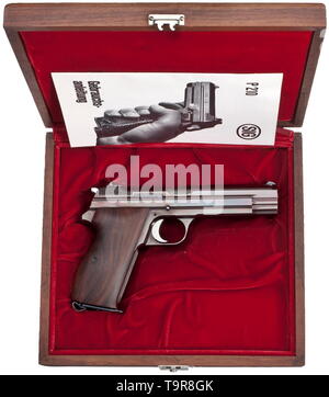 Un SIG P pistola 210-6, modello di lusso, in scrigno Cal. 9 mm Parabellum, n. P301078. I numeri corrispondenti. Foro luminoso. Anno di produzione 1983. La versione di lusso: altamente levigata e prugna-blu colorato. Parti funzionali bianco lucido. Noce liscia la presa dei pannelli con indicato il supporto per il pollice. Rivista con base brunita. Arriva in cofanetto in legno di noce, dimensioni 27 x 24 x 7 cm, rivestiti con bordeaux-rosso in velluto di seta. Incluso: il bersaglio di test e le istruzioni. Nuovo oggetto da collezione. Erwerbsscheinpflichtig. storica, storica del xx secolo, Additional-Rights-Clearance-Info-Not-Available Foto Stock