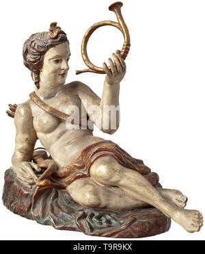 Un bosco tedesco scultura della dea della caccia Diana, XVIII secolo completamente scolpita la figura di tiglio con verniciatura a colori. Metà-Diana reclinabili con arco e faretra, un corno da caccia nella mano sinistra. Il plinto ovale appiattita in corrispondenza della schiena e con opulenti disposizione delle pieghe. Cappotto di vernice parzialmente leggermente ammaccata. Lunghezza 39 cm. storica, storica, belle arti, arte, XVIII secolo, Additional-Rights-Clearance-Info-Not-Available Foto Stock