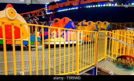 Primo piano immagine di coloratissimi auto elettriche sulla giostra nel parco divertimenti al centro commerciale per lo shopping Foto Stock