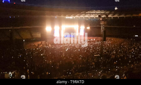 Abstract al di fuori della messa a fuoco immagine della scena illuminata con luce laser e colorata su fasci di luce concerto rock di notte Foto Stock