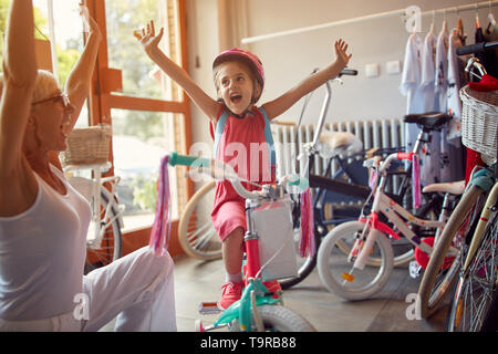 Felice senior shopping donna nuova bicicletta per bambina Foto Stock