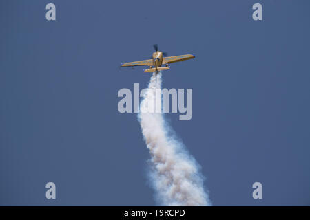 Kevin Coleman, Edge 540 pilota, esegue durante i difensori della libertà Air & Space Show a Barksdale Air Force Base, La., 19 maggio 2019. Un nativo della Louisiana, Coleman proviene da una famiglia di piloti airshow. Egli ha iniziato a volare e prendere lezioni di acrobazia aerea all'età di dieci anni ha insegnato da American Aviation leggenda e Aerobatic Hall of Fame stati Marion Cole. (U.S. Air Force foto di Airman 1. Classe Lillian Miller) Foto Stock