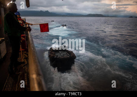 190511-N-HD110-0232 HAWAII (11 maggio 2019) assalto veicoli anfibi, assegnato all'undicesimo Marine Expeditionary Unit, uscire dalla ben coperta della harpers Ferry-classe dock anfibio sbarco nave USS harpers Ferry (LSD 49). Marinai e Marines del Boxer anfibio gruppo pronto (ARG) e xi Marine Expeditionary Unit (MEU) sono imbarcati su harpers Ferry per un regolarmente-distribuzione programmata. (U.S. Foto di Marina di Massa lo specialista di comunicazione di terza classe Danielle A. Baker) Foto Stock