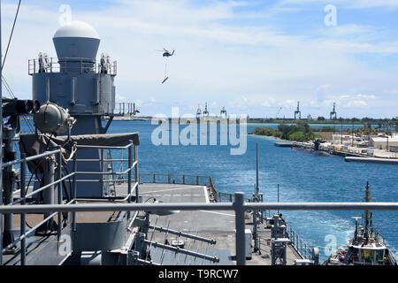 190520-N-DW433-058 GUAM (20 maggio 2019) - USA 7 ammiraglia della flotta USS Blue Ridge (LCC 19) arriva per una visita porta a Guam. Blue Ridge è la più antica nave operativa nella marina e come 7 comando della flotta navale, è responsabile per la promozione di relazioni all interno della regione Indo-Pacifico. (U.S. Foto di Marina di Massa lo specialista di comunicazione di terza classe Angeles A. Miron) Foto Stock