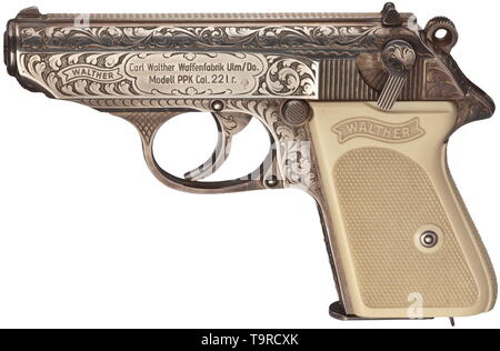 Una Walther PPK, in .22 l.r. calibro, modello di lusso, inciso, argentato, nel suo caso n. 111089LR. Foro luminoso. Prova contrassegnato 1968. Iscrizione standard. Tutte le parti sontuosamente e profondamente incisa con viticci sulla superficie perforata e placcate in argento (oscurato per motivi di età). Impugnatura Ivorylite pannelli. Magazine con inciso base, placcate in argento, allo stesso modo la rivista di ricambio con estensione. Nuova condizione. Viene fornito in danneggiato blu case di lusso, Coperchio foderato con vino rosso, spotted seta e argento Walther banner, fondo con vino rosso di velluto. Erwerbsscheinpflichtig. histor, Additional-Rights-Clearance-Info-Not-Available Foto Stock