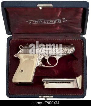 Una Walther PPK, in .22 l.r. calibro, modello di lusso, inciso, argentato, nel suo caso n. 111089LR. Foro luminoso. Prova contrassegnato 1968. Iscrizione standard. Tutte le parti sontuosamente e profondamente incisa con viticci sulla superficie perforata e placcate in argento (oscurato per motivi di età). Impugnatura Ivorylite pannelli. Magazine con inciso base, placcate in argento, allo stesso modo la rivista di ricambio con estensione. Nuova condizione. Viene fornito in danneggiato blu case di lusso, Coperchio foderato con vino rosso, spotted seta e argento Walther banner, fondo con vino rosso di velluto. Erwerbsscheinpflichtig. histor, Additional-Rights-Clearance-Info-Not-Available Foto Stock