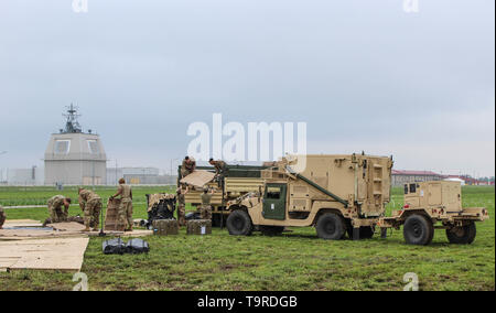 Supporto NAVALE FACILITY DEVESELU, Romania - la difesa aerea soldati assegnati alla batteria B (THAAD), sessantaduesima difesa aerea reggimento di artiglieria, sessantanovesima difesa aerea della brigata di artiglieria, XXXII esercito aria e la difesa missilistica comando pavimentazione di scarico per una batteria posto di comando durante un terminale ad alta area Altitudine Difesa (THAAD) sistema emplacement al supporto navale Facility Deveselu, la Romania può 17. L'unità è arrivato in Romania nel mese di aprile per posizionare un terminale ad alta area Altitudine Difesa (THAAD) sistema mentre della NATO a terra Aegis missile balistico sito difesa subisce una lunga-aggiornamento pianificato nei prossimi mesi. (Foto di Foto Stock