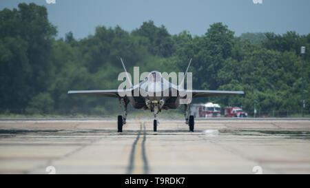 Un F-35un fulmine II taxi verso il basso la linea di volo durante i difensori della libertà Air & Space Show a Barksdale Air Force Base, La., 19 maggio 2019. L'Airshow di è stato organizzato per la prima volta nel 1933 ed è un fine settimana pieno di aerei militari e civili e spettacoli e visualizza. (U.S. Air Force foto di Airman 1. Classe Lillian Miller) Foto Stock