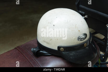 Vintage vecchio bianco casco moto display su una moto Foto Stock