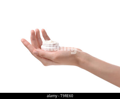 Mano femmina con un vasetto di crema su sfondo bianco Foto Stock