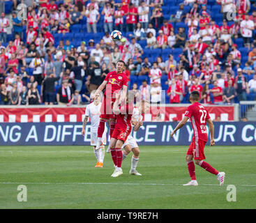 Harrison, Stati Uniti. 19 Maggio, 2019. Alex Muyl (19) di Red Bulls controlla la sfera dell'aria durante il normale gioco MLS contro Atlanta United FC a Red Bull Arena, Red Bulls ha vinto 1 - 0 Credito: Lev Radin/Pacific Press/Alamy Live News Foto Stock