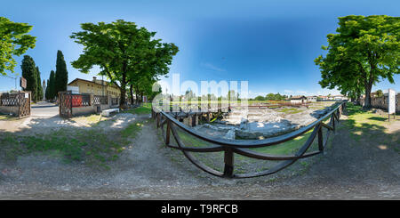 Visualizzazione panoramica a 360 gradi di Aquileia, regione Friuli Venezia Giulia, Italia. Una vista panoramica a 360 ° della zona archeologica di oratori cristiani.