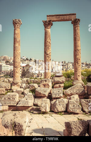 Antiche colonne nella cittadella di Amman, città vecchia in background. La Giordania. Foto Stock