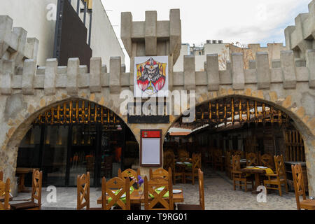 Bucarest, Romania - 16 Marzo 2019: ingresso anteriore di Dracula ristorante sul Lipscani Street nella città vecchia di Bucarest, Romania. Foto Stock