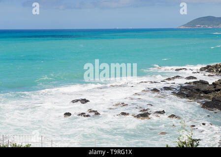 Splendido mare azzurro e la spiaggia rocciosa Foto Stock