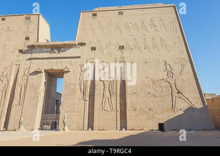 Sul lato destro dell'entrata del Tempio di Horus in Edfu Foto Stock