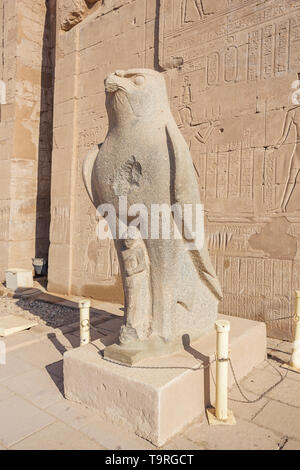 L'uccello statua di Horus all'ingresso del tempio di Edfu Foto Stock