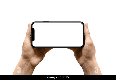 Nero smart phone in posizione orizzontale nelle mani della donna. Schermo isolato e lo sfondo. Foto Stock