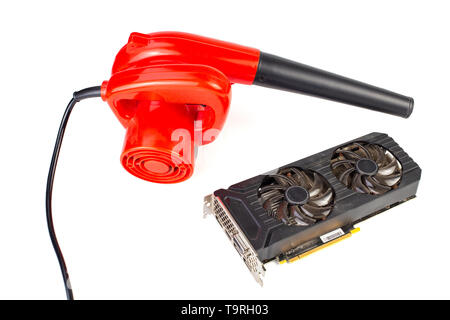 Elettrico ventilatore aria e polverosa scheda video del PC isolati su sfondo bianco Foto Stock