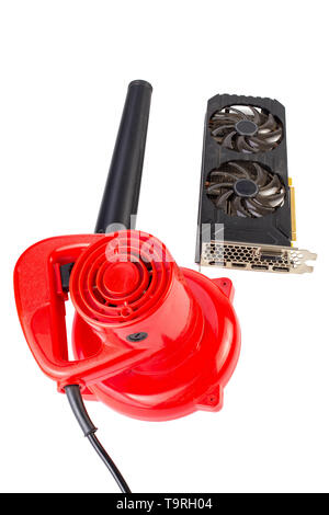 Elettrico ventilatore aria e polverosa scheda video del PC isolati su sfondo bianco Foto Stock