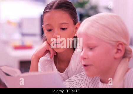 Due studenti di imparare una nuova lingua a scuola. Foto Stock