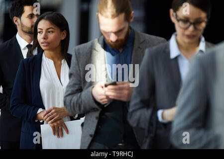 Gruppo multietnico di gente di affari in linea Foto Stock