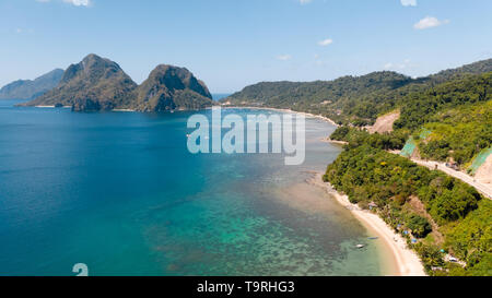 Corong Corong Beach, El Nido, PALAWAN FILIPPINE,vista da sopra.Alta di isole e la laguna con una barriera corallina. Foto Stock