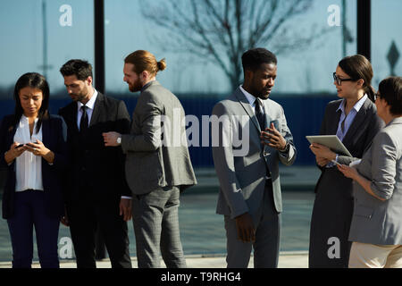 Business group discutere i risultati della ricerca all'aperto Foto Stock
