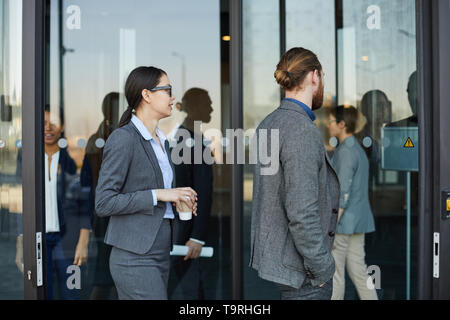 La gente di affari provenienti dal centro congressi Foto Stock