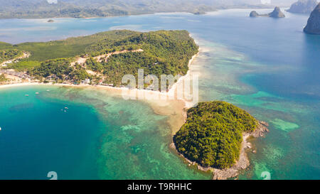 Las Cabanas Beach. Le isole e le spiagge di El Nido.Le isole tropicali con spiagge di sabbia bianca, vista aerea. Foto Stock