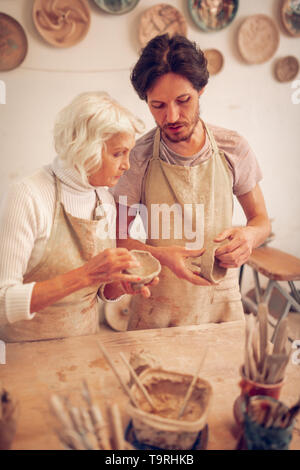 Nizza uomo creativo di parlare con il suo collega Foto Stock