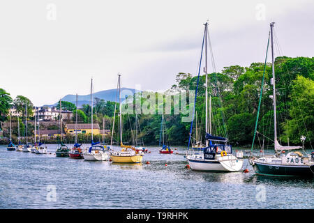 Barche sull'estuario, Caernafon, il Galles del Nord Foto Stock