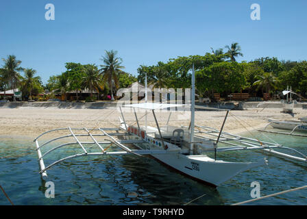 Banka, tradizionale Philippine outrigger battello al largo dell'isola di Balicasag, Bohol nelle Filippine. Foto Stock