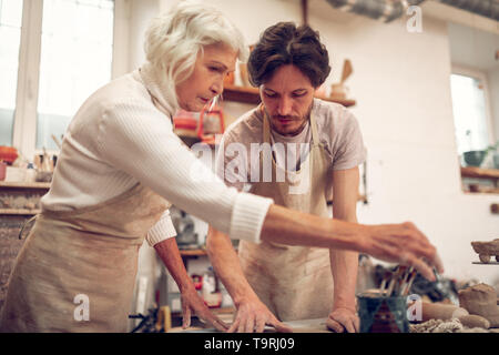 Serio esperto l uomo e la donna la focalizzazione sul lavoro Foto Stock