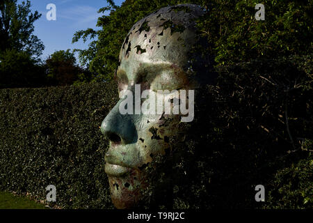 Spirito di foglia, scultura in bronzo di Simon spinotto, presso i Giardini di Kew, Surrey Foto Stock