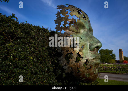 Spirito di foglia, scultura in bronzo di Simon spinotto, presso i Giardini di Kew, Surrey Foto Stock