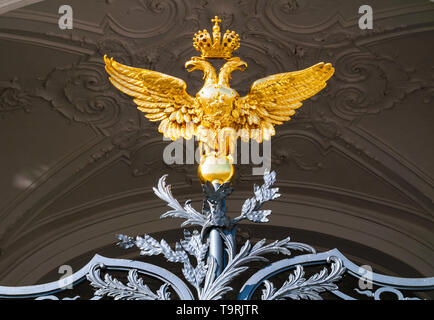 San Pietroburgo, Russia - aprile, 2019. Winter Palace - porte decorate con DOUBLE HEADED EAGLE presso l'entrata principale del palazzo d'inverno in St-Petersburg, Foto Stock