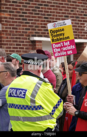 Il controllo di polizia una folla di anti Tommy Robinson i manifestanti che egli le campagne in Bootle Liverpool Regno Unito per l'Euro MEP elezioni. Foto Stock