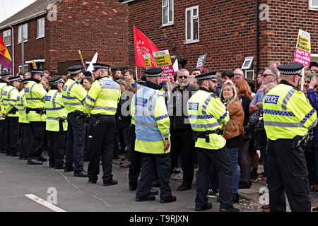 Il controllo di polizia una folla di anti Tommy Robinson i manifestanti che egli le campagne in Bootle Liverpool Regno Unito per l'Euro MEP elezioni. Foto Stock