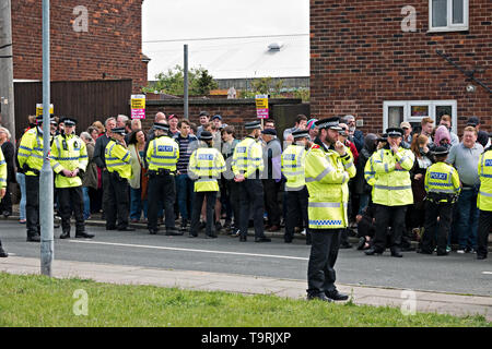 Il controllo di polizia una folla di anti Tommy Robinson i manifestanti che egli le campagne in Bootle Liverpool Regno Unito per l'Euro MEP elezioni. Foto Stock