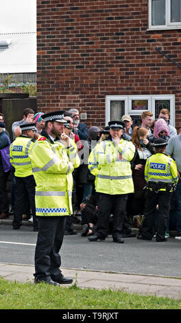 Il controllo di polizia una folla di anti Tommy Robinson i manifestanti che egli le campagne in Bootle Liverpool Regno Unito per l'Euro MEP elezioni. Foto Stock